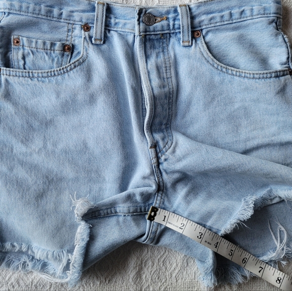 Levi's High Rise Raw Hem Denim Casual Summer Beach Jean Short - Light wash - Picture 8 of 10